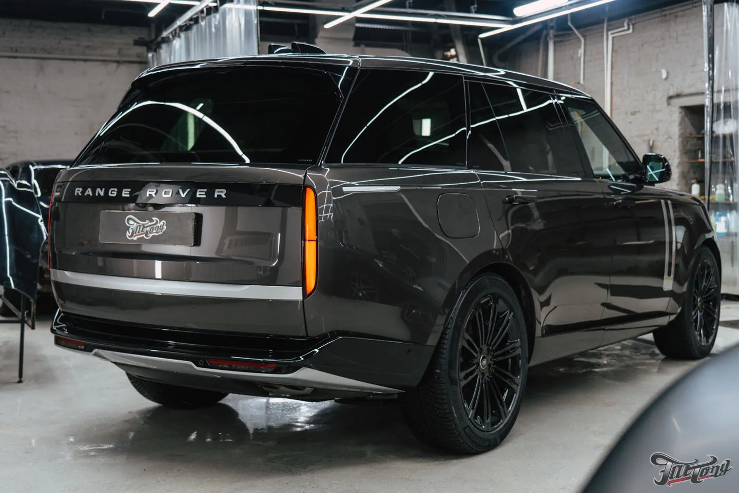 Новые кованые диски и фирменный шиномонтаж на стендах Hunter для Range Rover Long